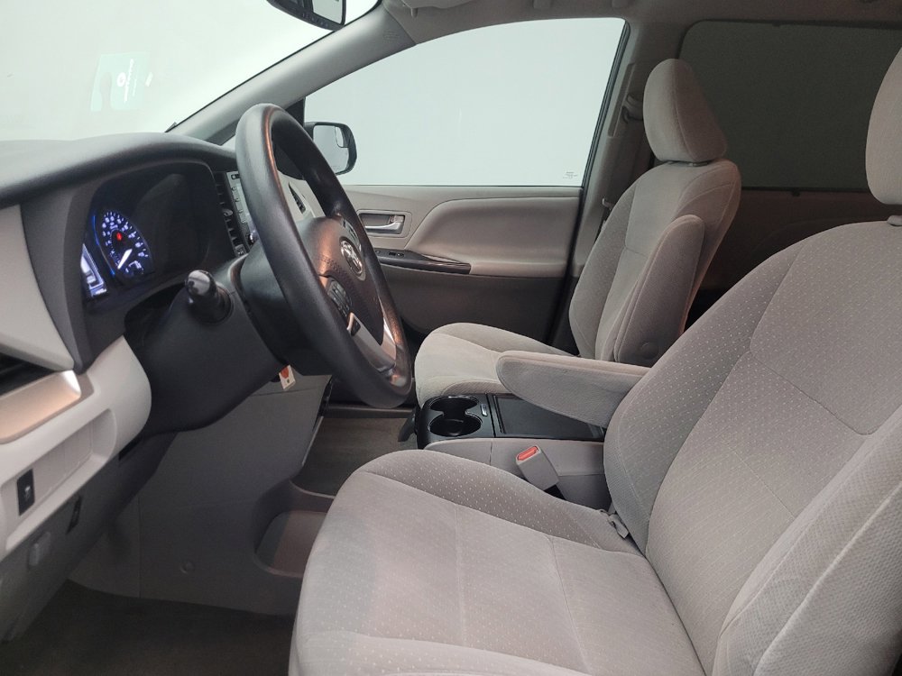 Used 2018 Toyota Sienna LE FWD image 17