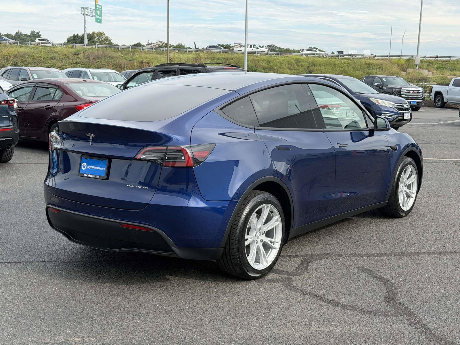 Used 2022 Tesla Model Y Long Range AWD/4WD image 2