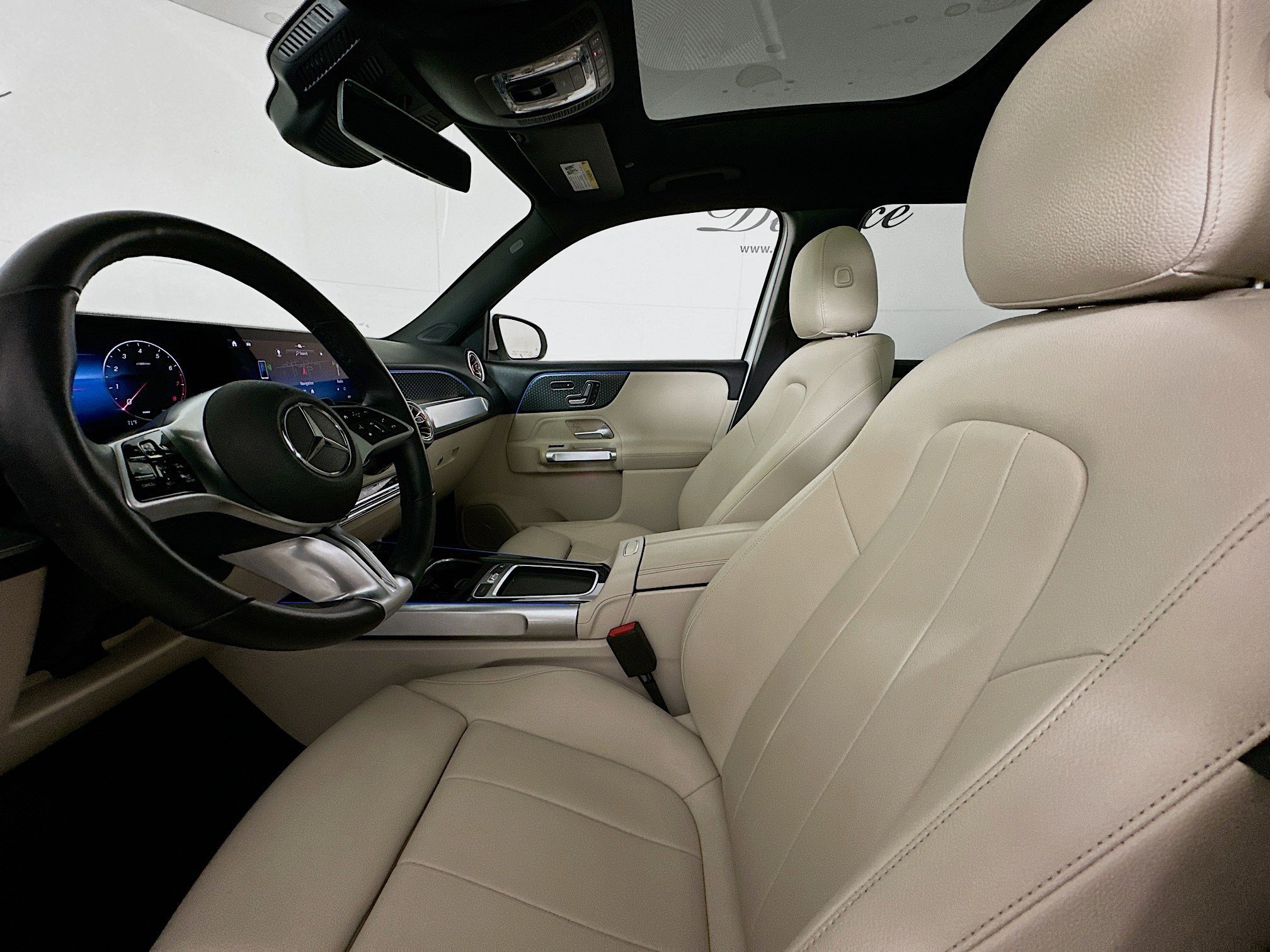 Used 2024 Mercedes-Benz GLB 250 4MATIC w/ Driver Assistance Package image 21