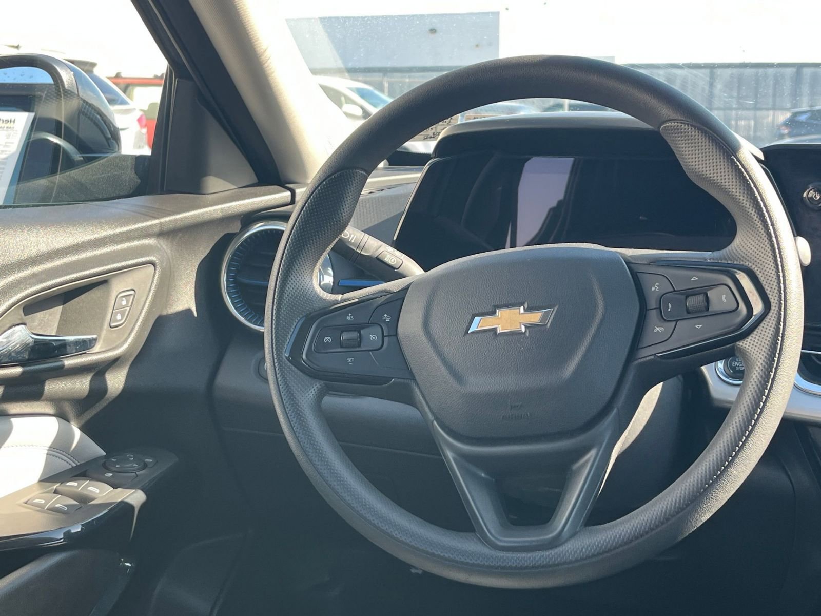 Used 2025 Chevrolet Trax LT FWD image 28