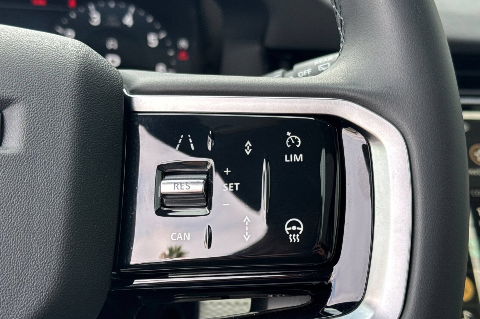 Certified 2025 Land Rover Discovery Sport Dynamic SE AWD/4WD image 29
