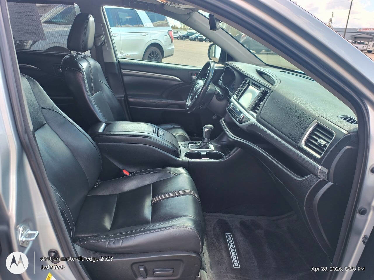 Used 2018 Toyota Highlander SE w/ Carpet Mat Package (TMS) AWD/4WD image 14