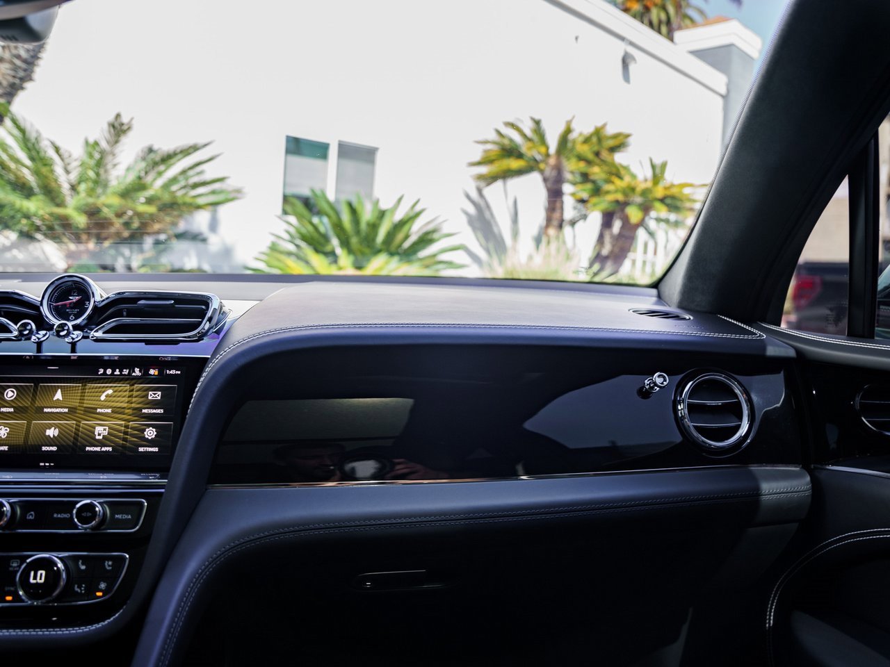 Used 2023 Bentley Bentayga Plug-In Hybrid image 15