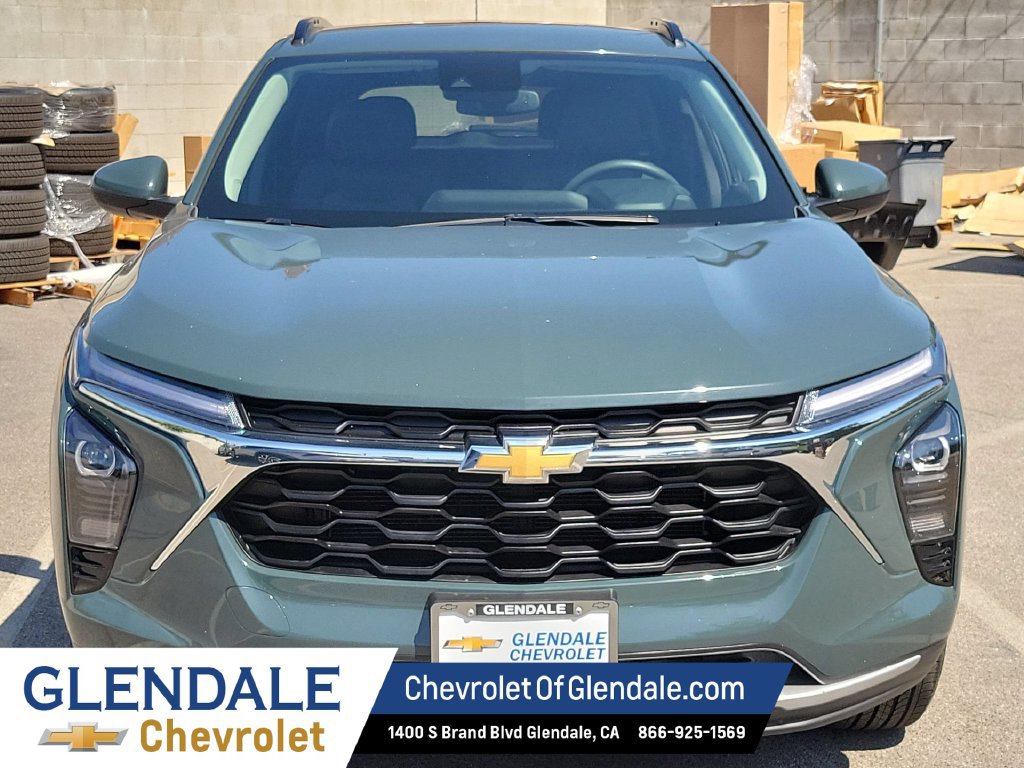 Used 2025 Chevrolet Trax LT FWD image 8