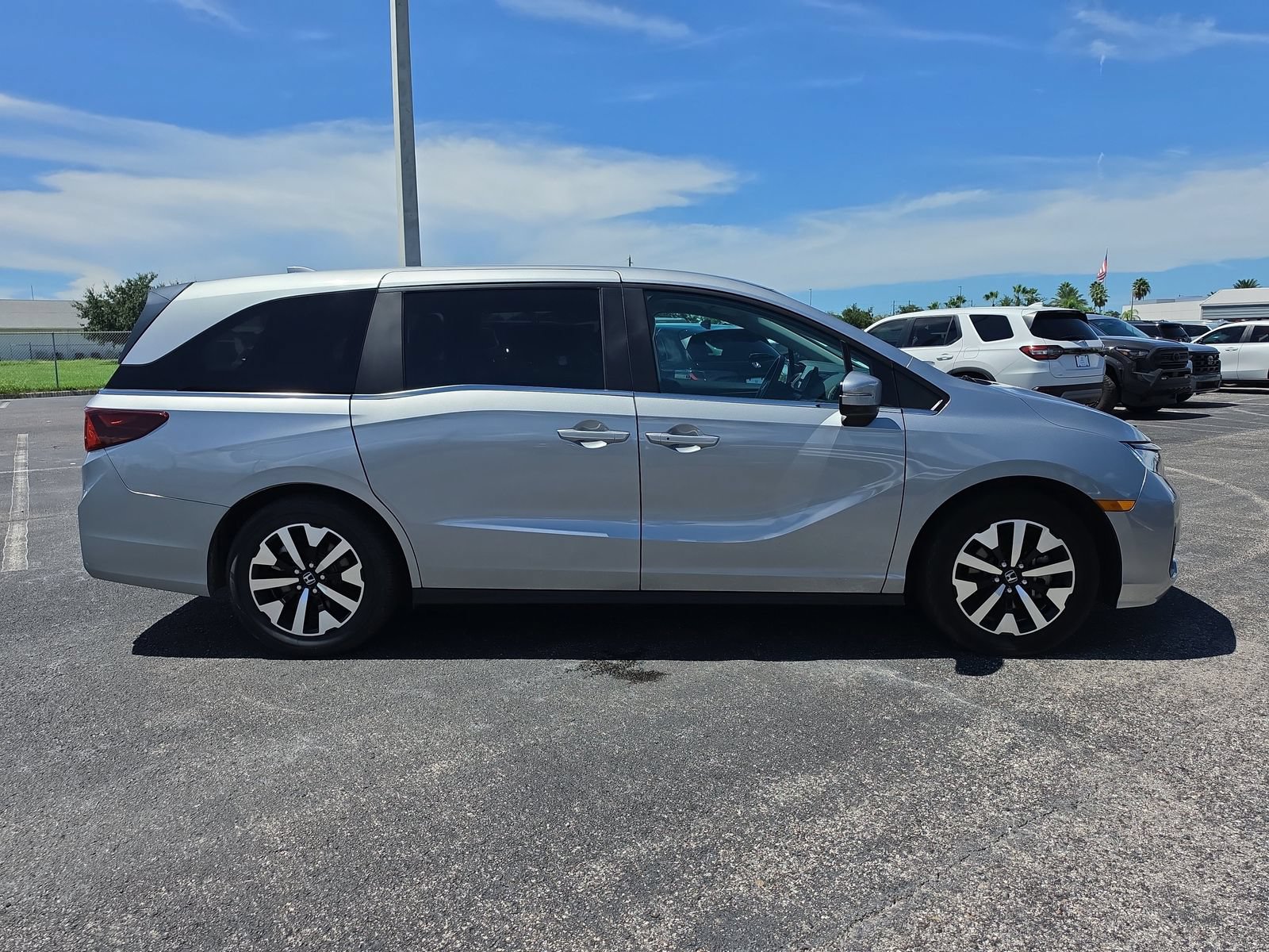 Used 2025 Honda Odyssey EX-L image 3