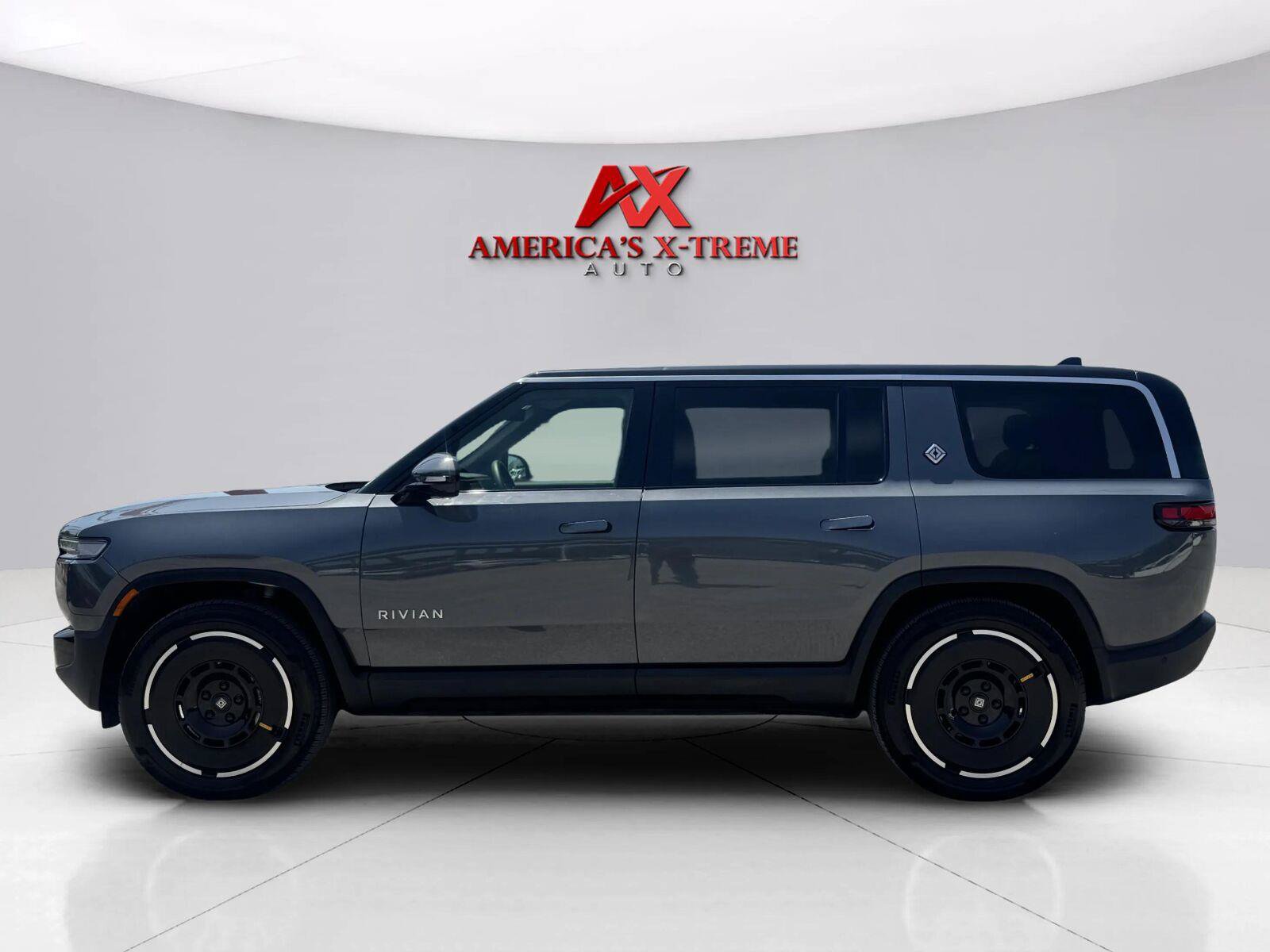 Used 2025 Rivian R1S Adventure AWD/4WD image 2