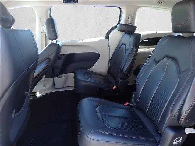 Used 2019 Chrysler Pacifica Touring-L FWD image 10