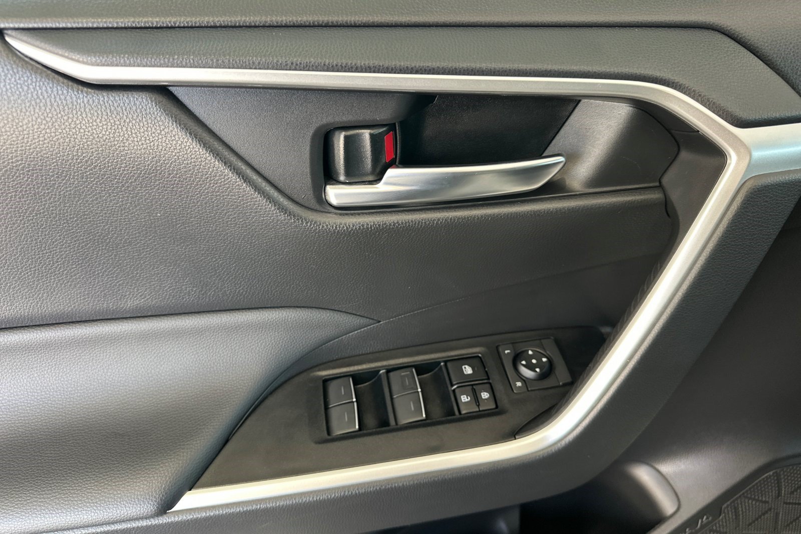 Used 2025 Toyota RAV4 XLE w/ Weather Package FWD image 12
