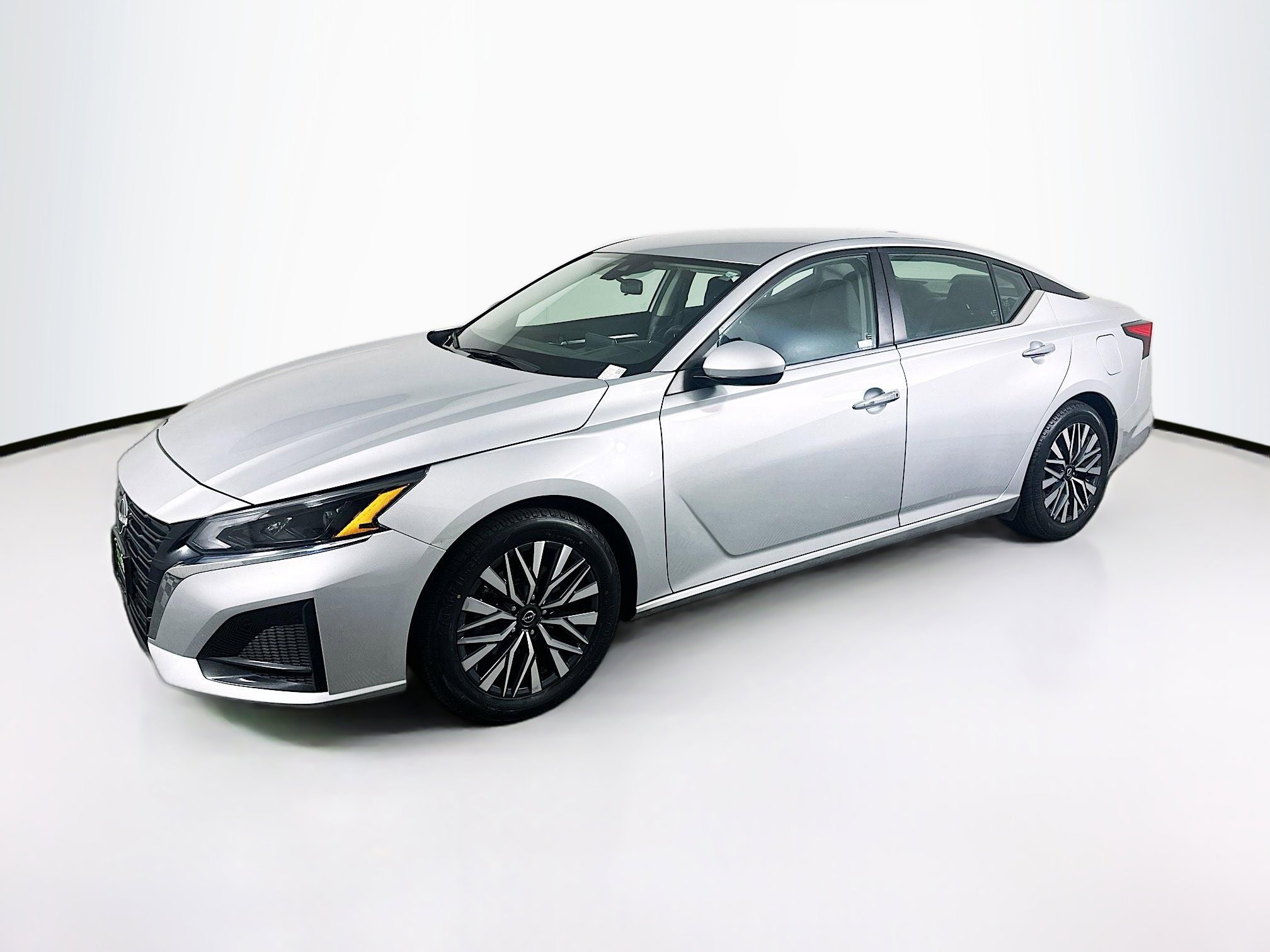 Used 2023 Nissan Altima 2.5 SV image 3