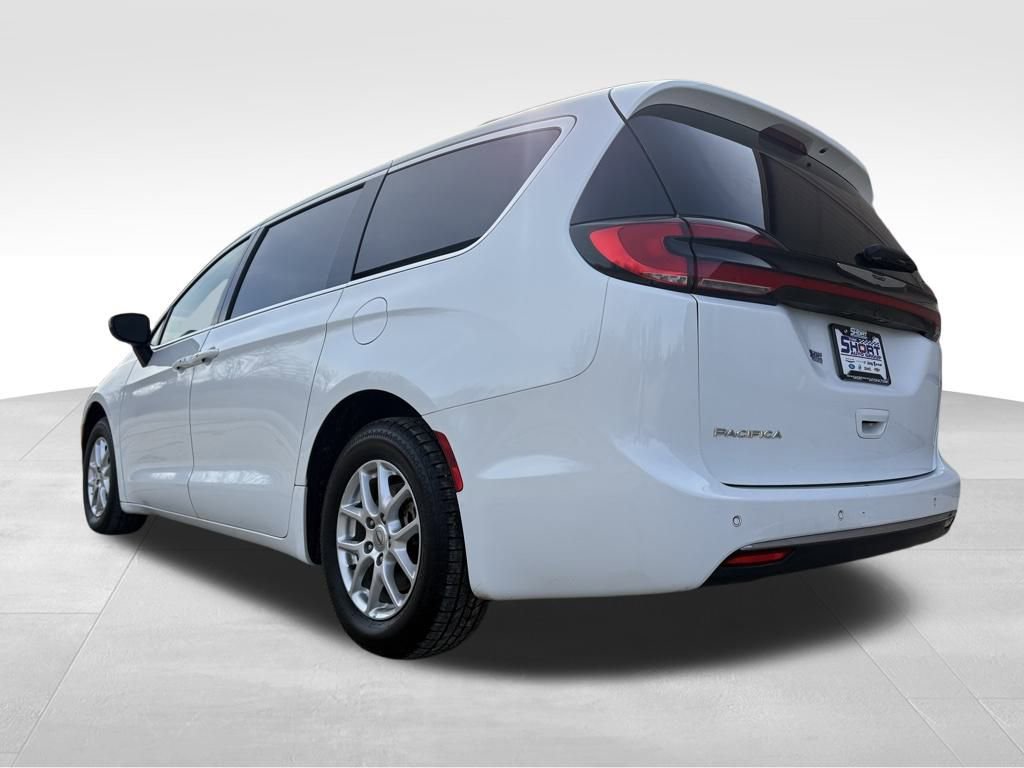 Used 2023 Chrysler Pacifica Touring-L image 11