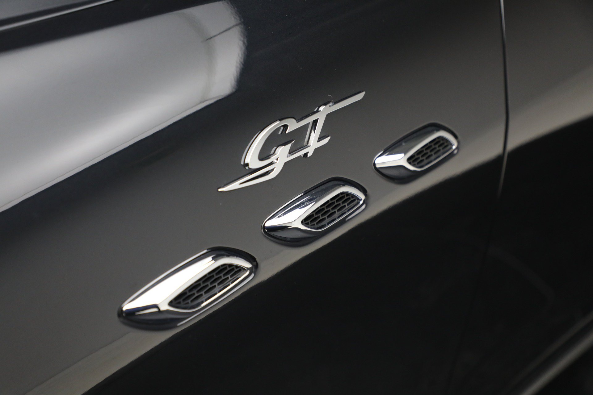 Certified 2023 Maserati Levante GT AWD/4WD image 35