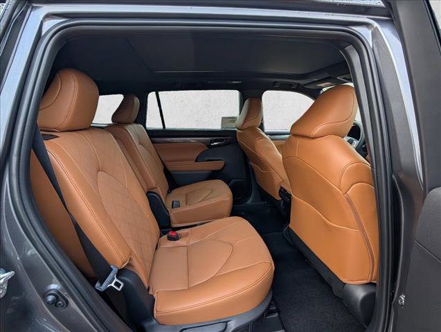 New 2025 Toyota Highlander Platinum image 8