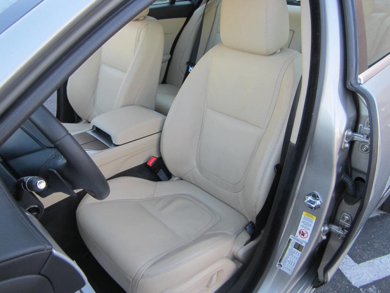 Used 2013 Jaguar XF image 23