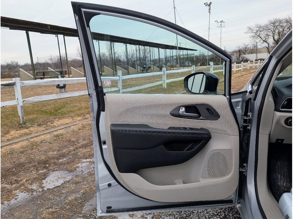 Used 2024 Chrysler Pacifica Touring-L image 9