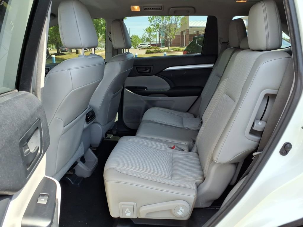 Used 2015 Toyota Highlander Plus FWD image 5