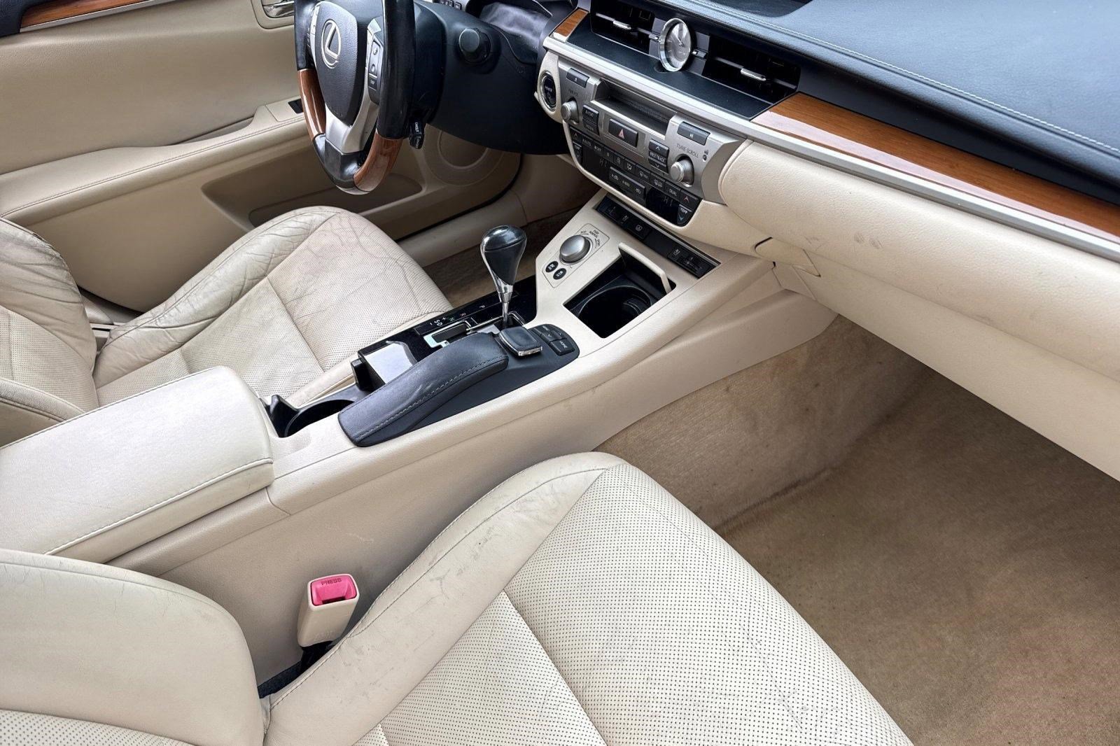 Used 2015 Lexus ES 300h w/ Navigation System Package FWD image 32