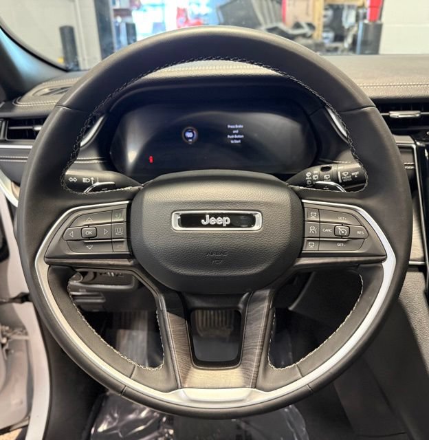 Used 2024 Jeep Grand Cherokee Limited w/ Luxury Tech Group II AWD/4WD image 11
