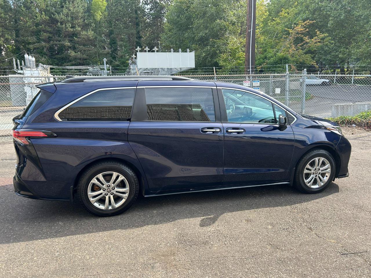 Used 2023 Toyota Sienna XSE AWD/4WD image 4