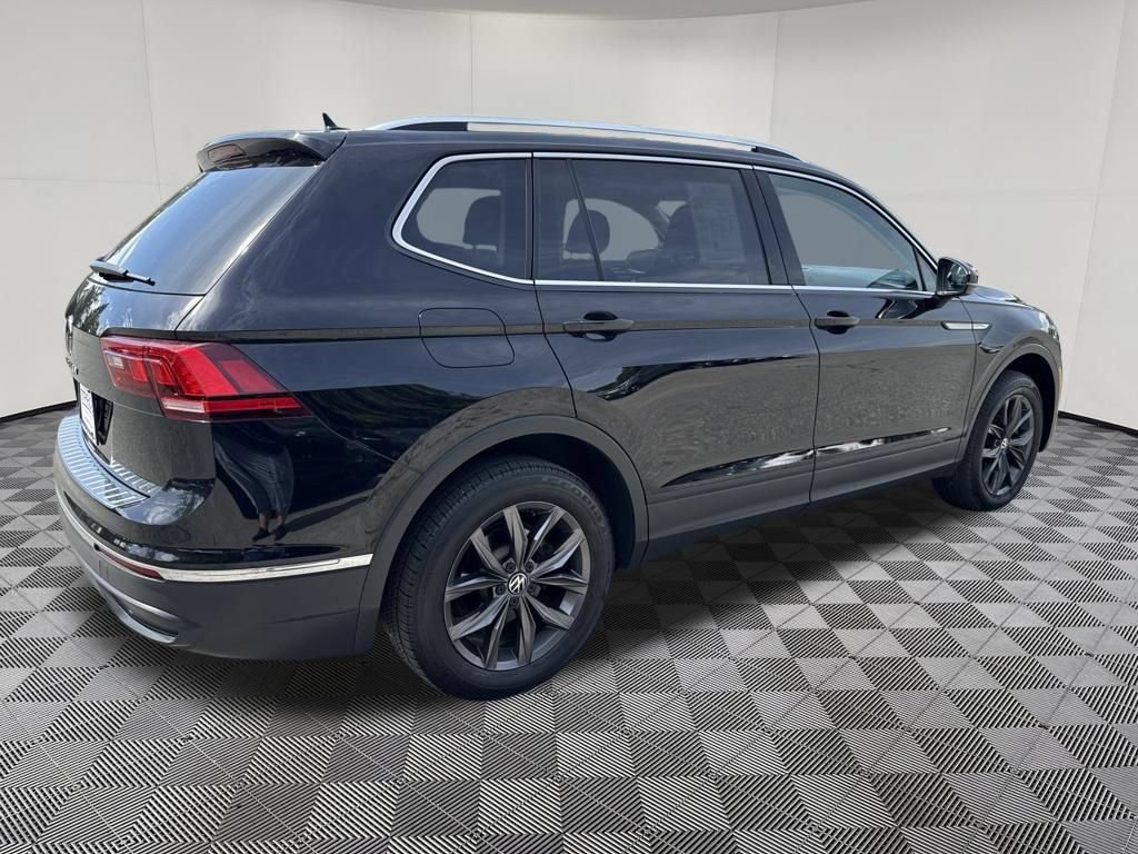 Used 2023 Volkswagen Tiguan SE w/ Panoramic Sunroof Package FWD image 5