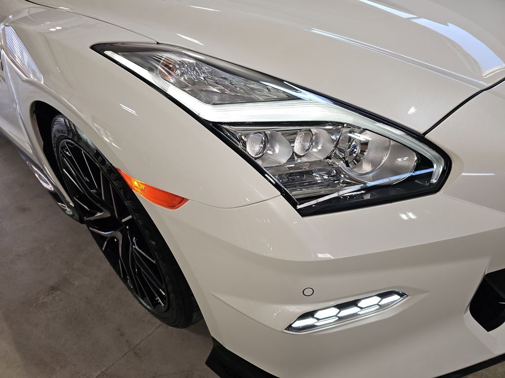Used 2024 Nissan GT-R Premium w/ Premium Interior Package image 32