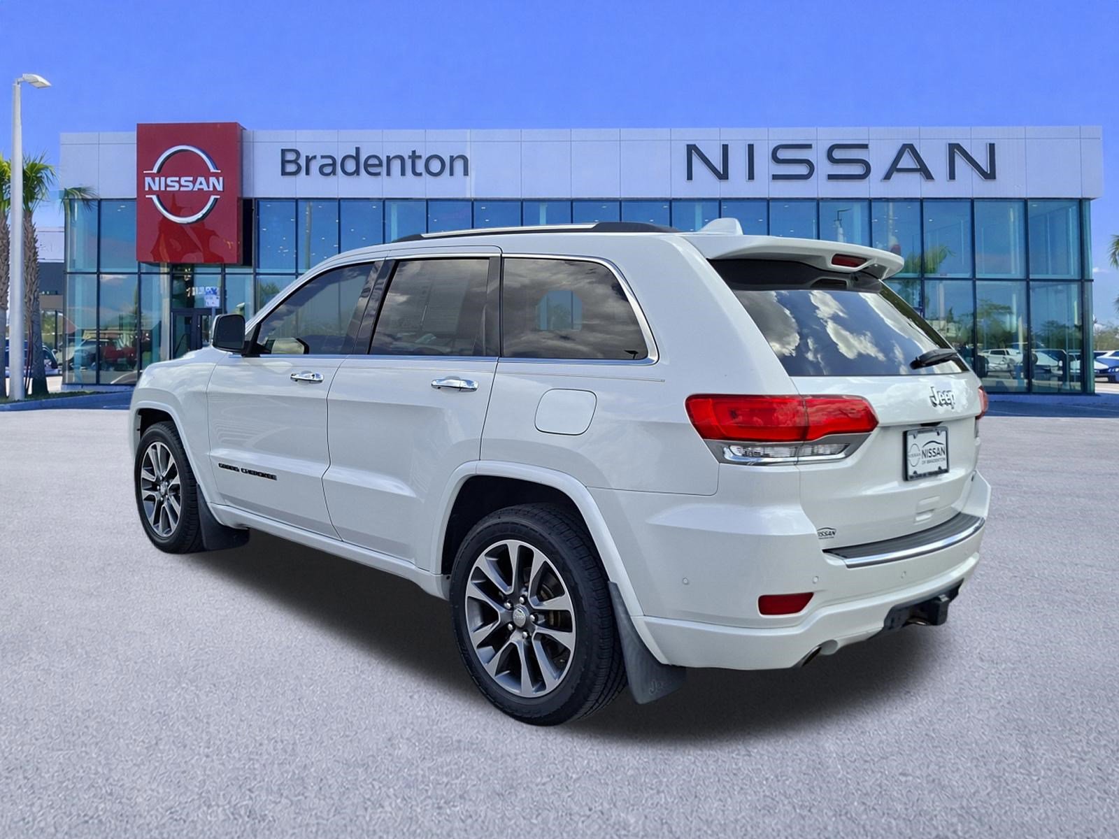 Used 2017 Jeep Grand Cherokee Overland w/ Jeep Active Safety Group image 7