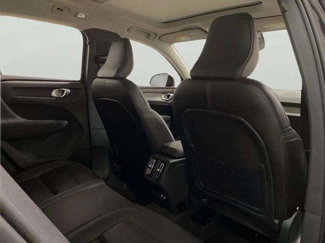 Used 2025 Volvo XC40 B5 Plus image 23