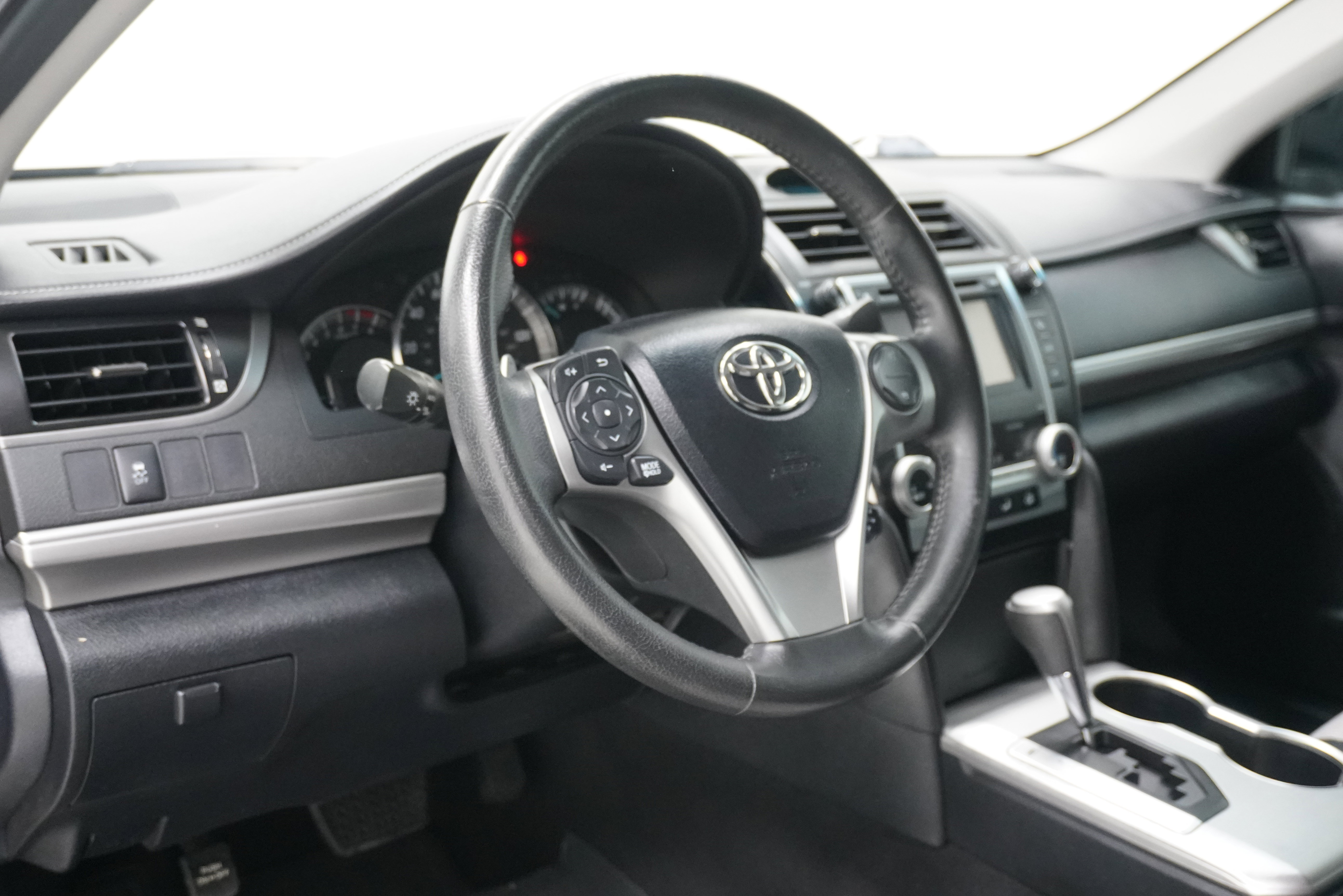 Used 2013 Toyota Camry SE FWD image 10