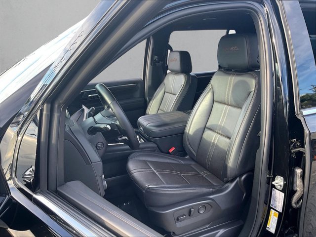 Certified 2025 Chevrolet Suburban High Country RWD image 27