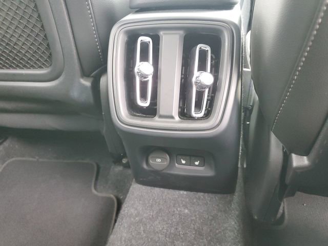 Used 2025 Volvo XC40 B5 Core image 21