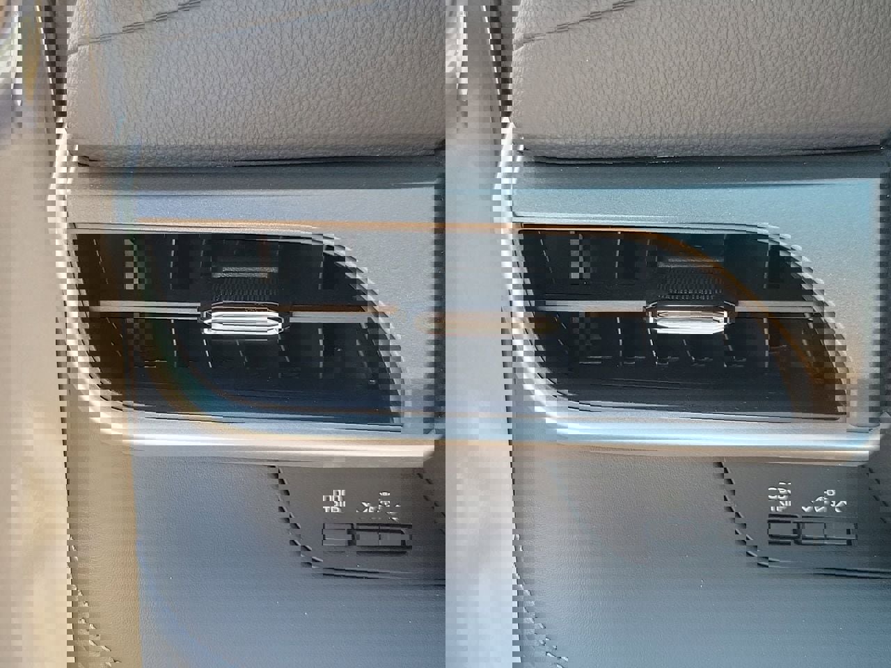 Used 2023 Toyota Highlander XLE FWD image 33