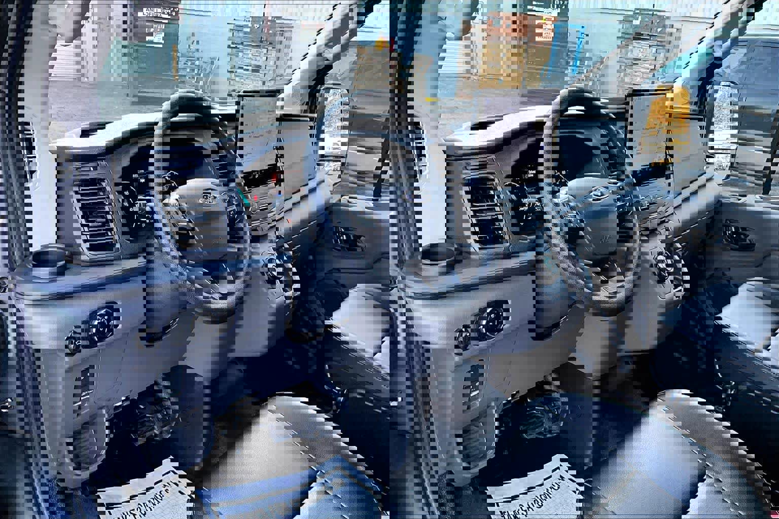 Used 2022 Ford E-Transit Medium Roof image 17