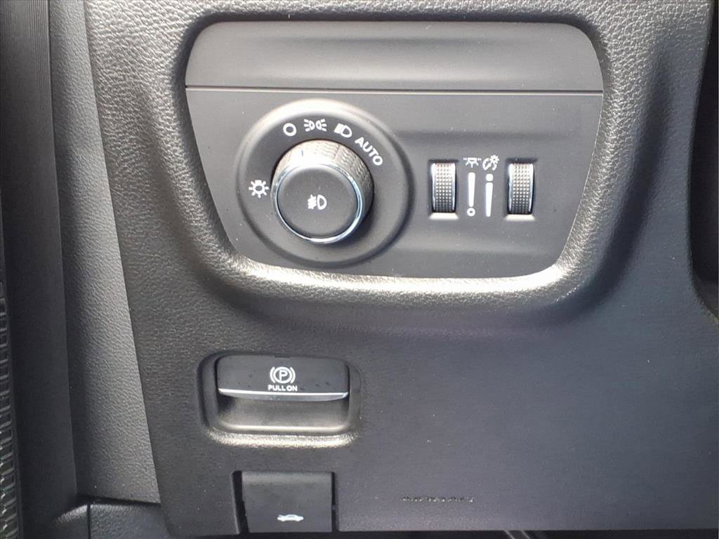 Used 2023 Jeep Grand Cherokee L Limited w/ Black Appearance Package image 25