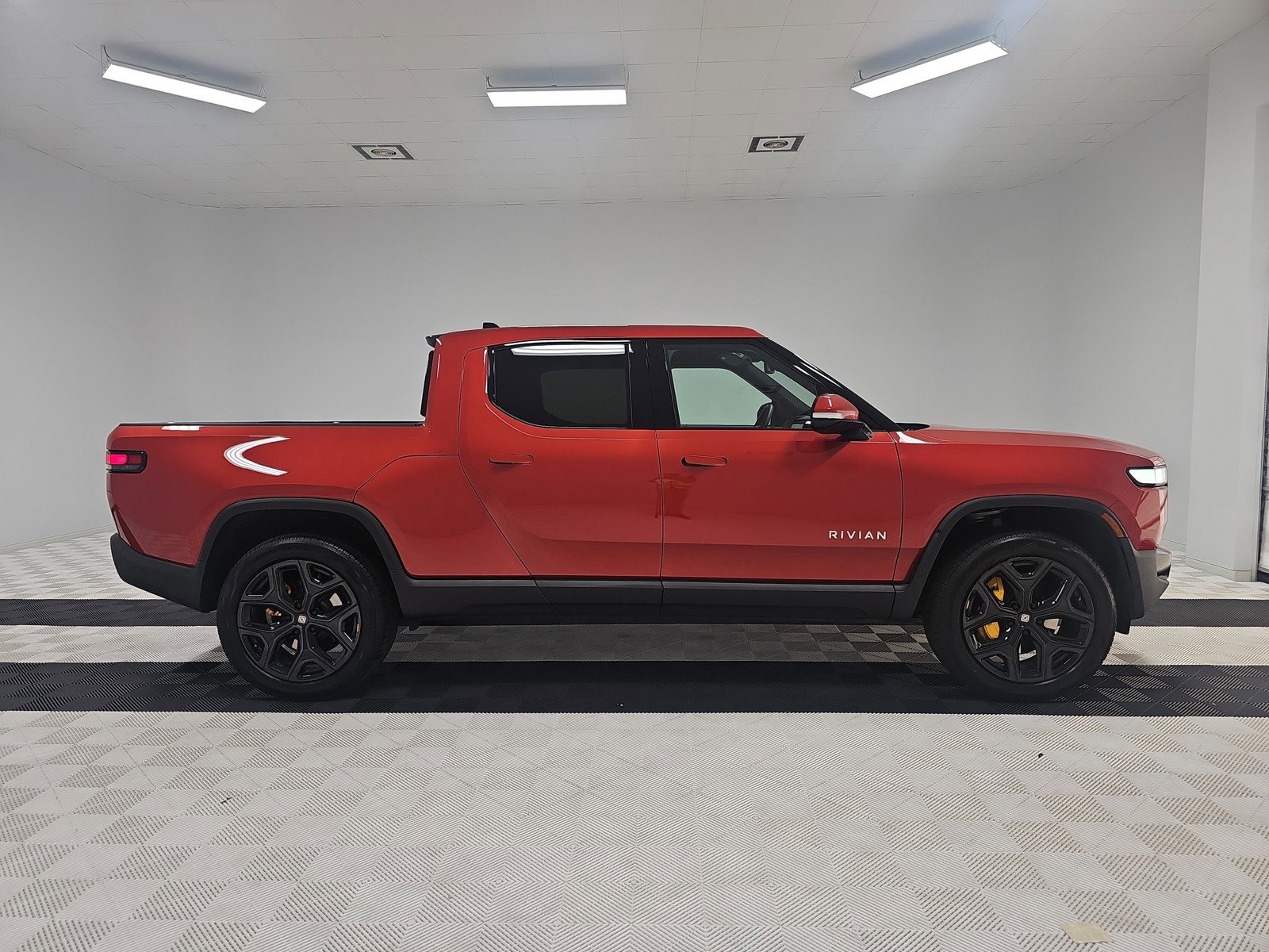Used 2023 Rivian R1T Adventure image 6