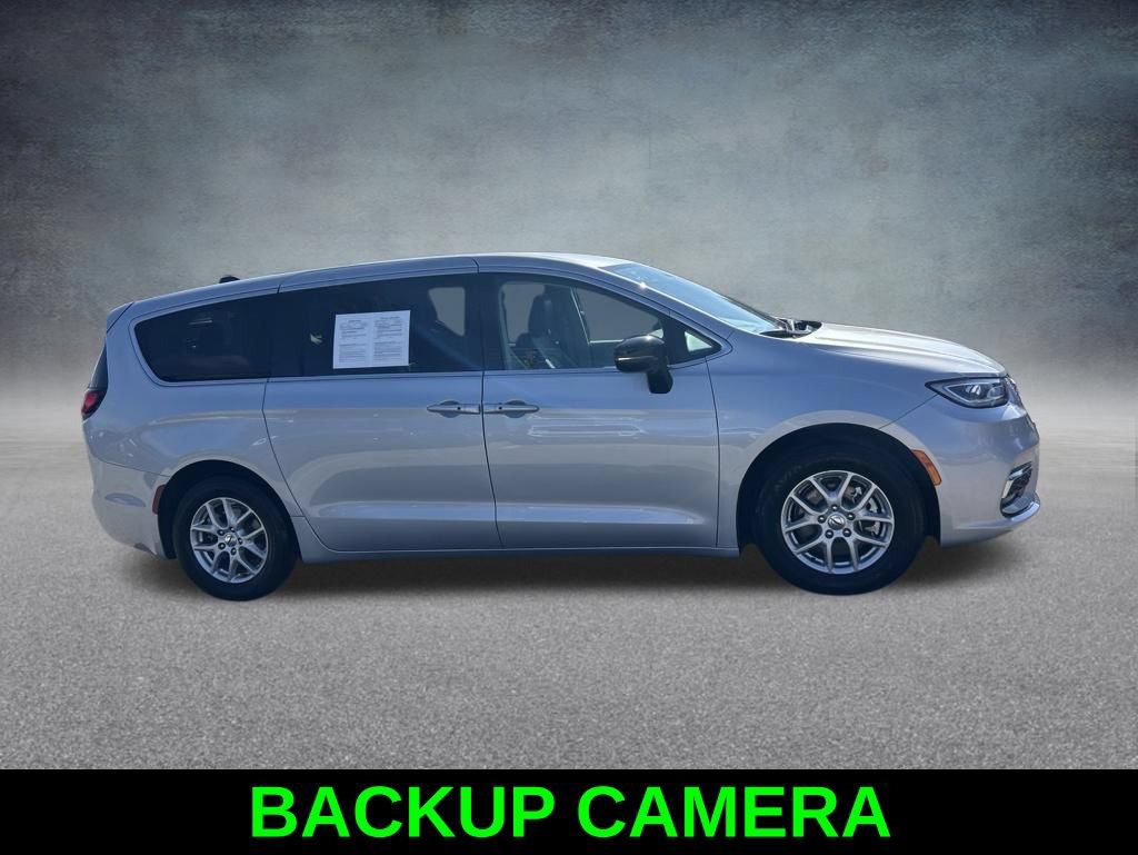 Used 2024 Chrysler Pacifica Touring-L FWD image 4