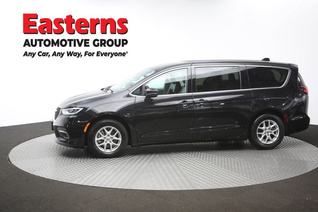 Used 2023 Chrysler Pacifica Touring-L FWD image 59
