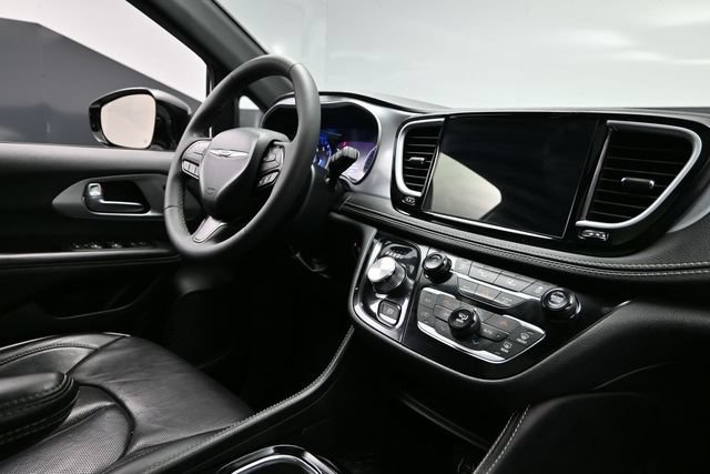 Used 2025 Chrysler Pacifica Limited FWD image 15