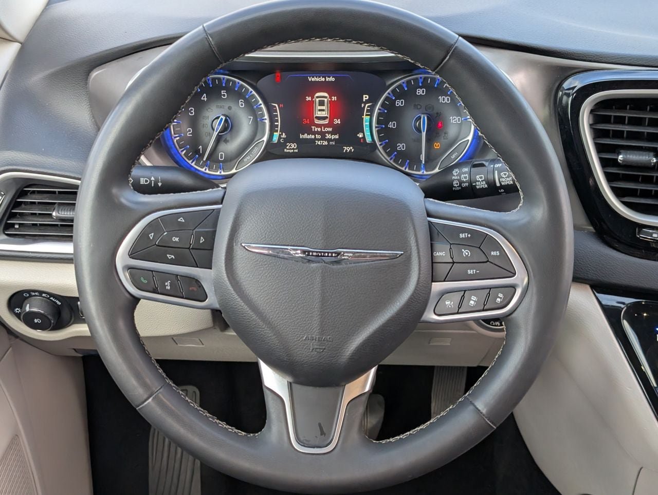 Used 2023 Chrysler Pacifica Touring-L FWD image 11