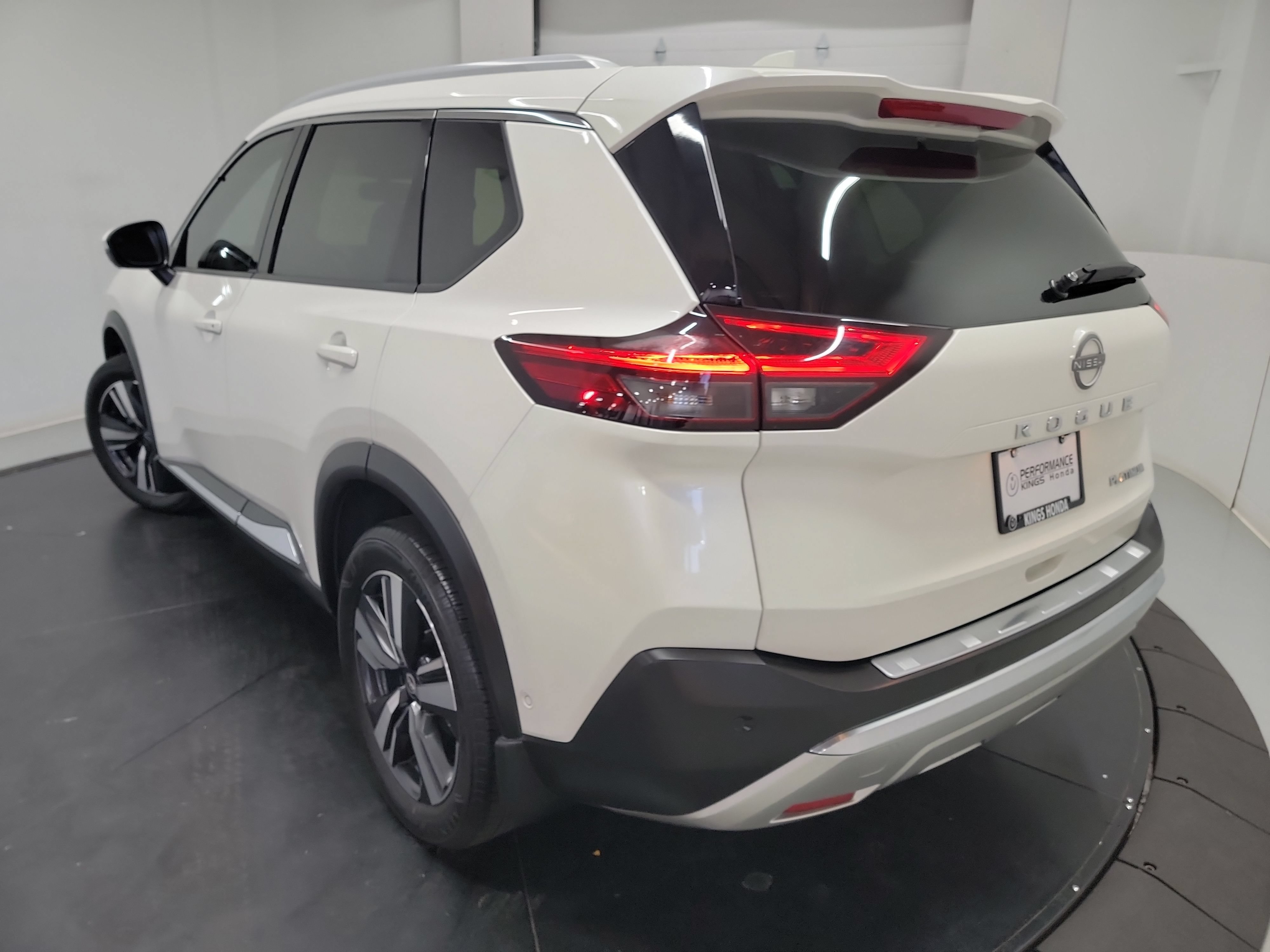 Used 2023 Nissan Rogue Platinum FWD image 6