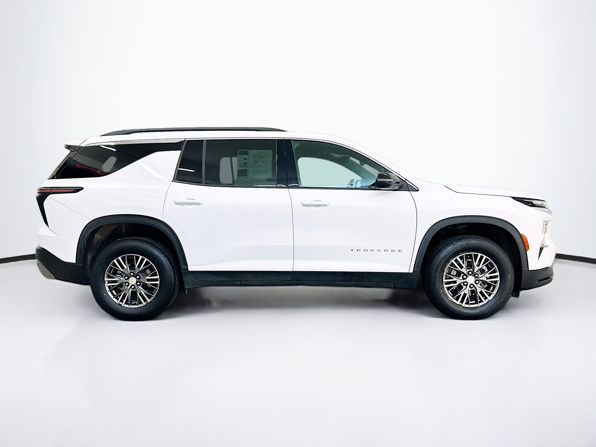 Used 2025 Chevrolet Traverse LT image 10