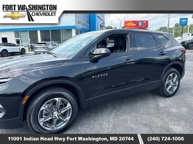 Used 2025 Chevrolet Blazer LT AWD/4WD image 2