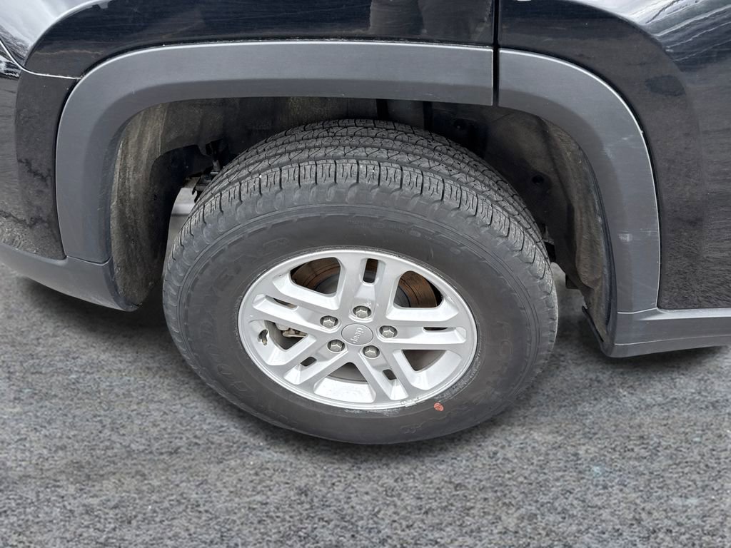 Used 2023 Jeep Grand Cherokee Laredo image 9