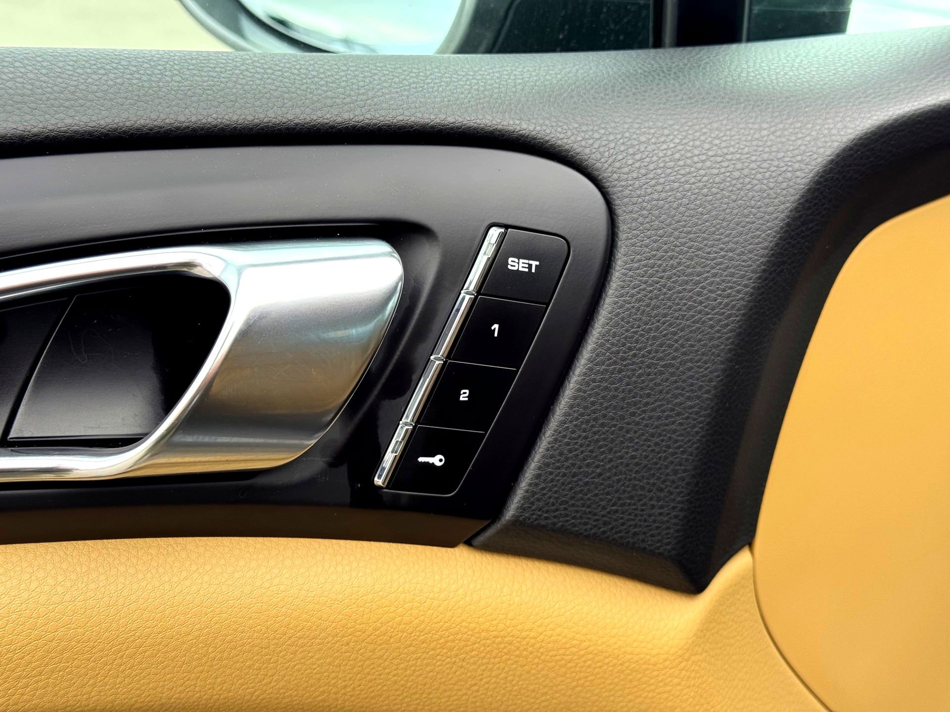 Used 2015 Porsche Cayenne S image 18