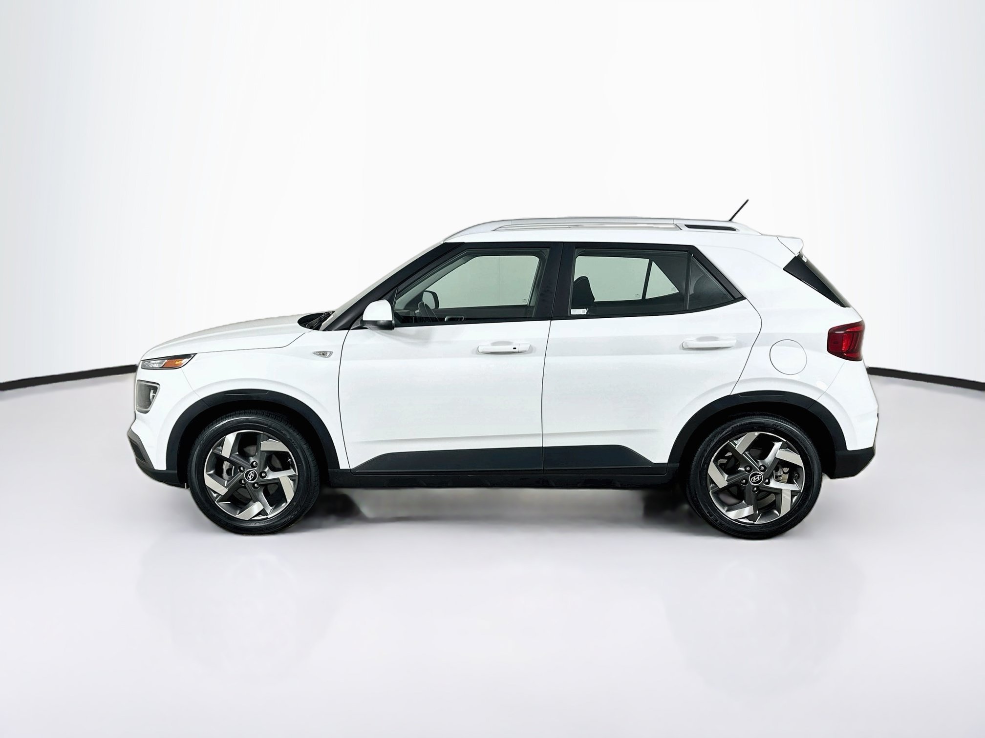 Used 2025 Hyundai Venue SEL FWD image 4