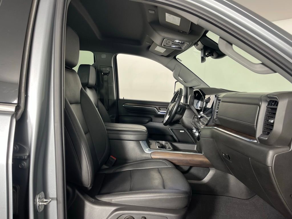 Used 2024 GMC Sierra 3500 SLT w/ SLT Convenience Package image 32