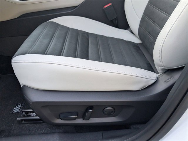 New 2025 Mitsubishi Outlander SE image 23