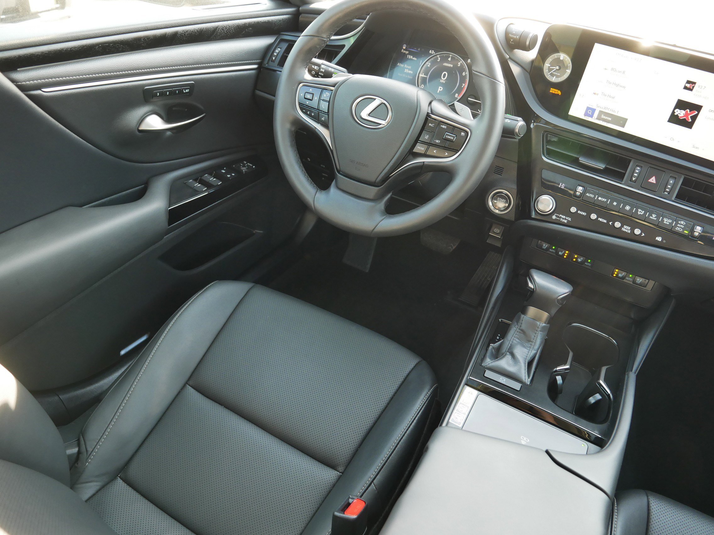 Used 2024 Lexus ES 250 w/ Premium Package image 9