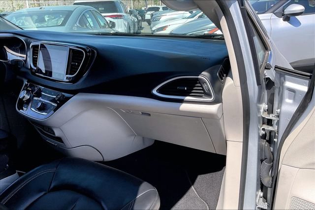 Used 2023 Chrysler Pacifica Touring-L FWD image 16
