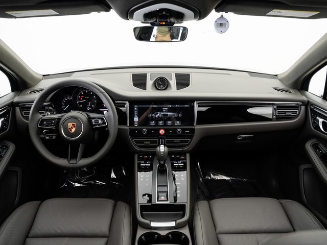 Certified 2025 Porsche Macan AWD/4WD image 22