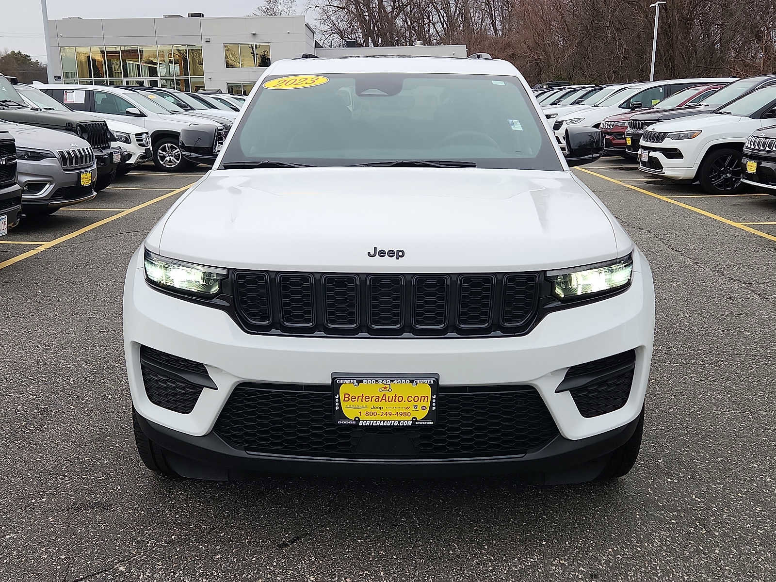 Used 2023 Jeep Grand Cherokee Altitude image 2