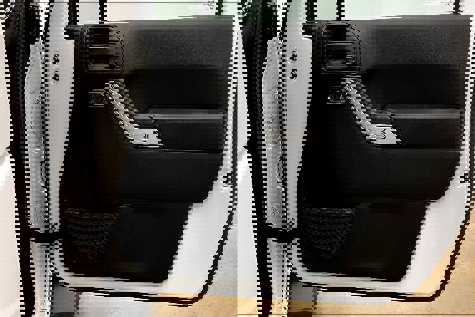 Used 2017 Jeep Wrangler Sahara w/ Connectivity Group image 25